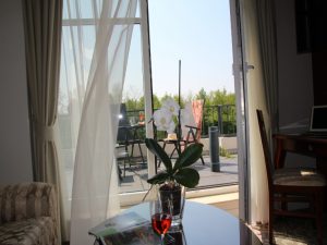 Hotelzimmer mit Blick auf Terrasse