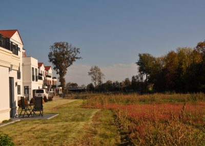 Herbstwiese und Hotelterrasse