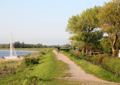 Radler und Segelboot Ostseeküste Fehmarn