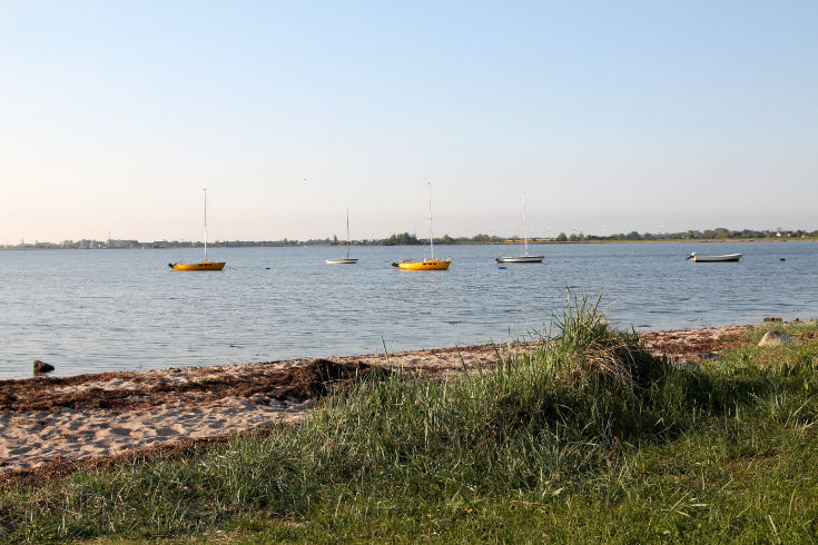 Strand Fehmarn mit Blick auf Boote